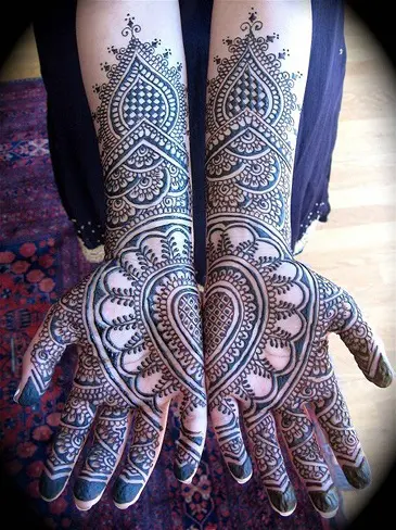 In this image you can see a bombay mehndi design by one of the best bombay mehndi designer in jhansi, Vijay Mehndi Art & Permanent tattoo Art